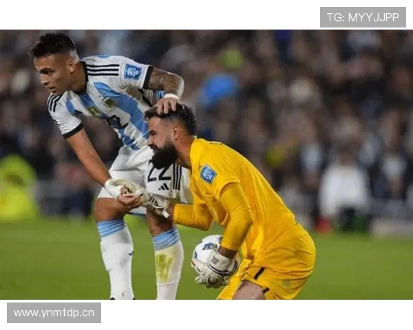 英超强强对话：奥纳纳的中场影响力