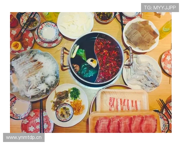 傅园慧训练完吃火锅被偶遇，桌上堆满毛肚黄喉，教练在旁边扶额